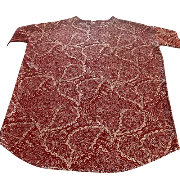 Lularoe Short Sleeve Top Size Large Burgundy Silver Paisley Print Metallic Sheen - Picture 5 of 10